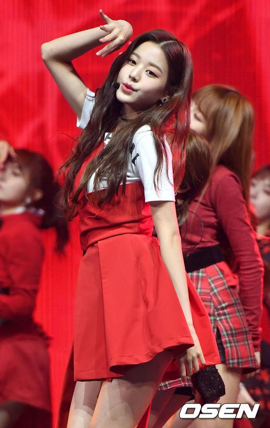 [OSEN=최규한 기자]아이즈원 장원영을 비롯한 멤버들이 데뷔곡 '라비앙로즈' 무대를 펼치고 있다. /dreamer@osen.co.kr