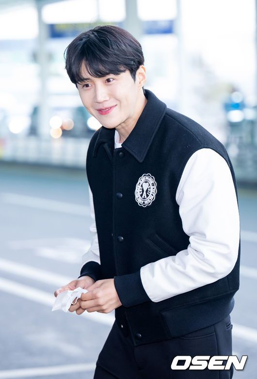 [OSEN=인천공항, 민경훈 기자]배우 김선호가 출국장으로 향하며 포즈를 취하고 있다. 2022.12.12 /rumi@osen.co.kr