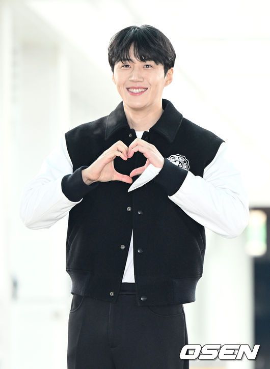 [OSEN=인천공항, 이대선 기자] 김선호가 12일 오전 일본 나고야에서 열리는'2022 Asia Artist Awards IN JAPAN'참석을 위해 인천국제공항을 통해 출국했다.배우 김선호가 출국장으로 이동하고 있다. 2022.12.12 /sunday@osen.co.kr