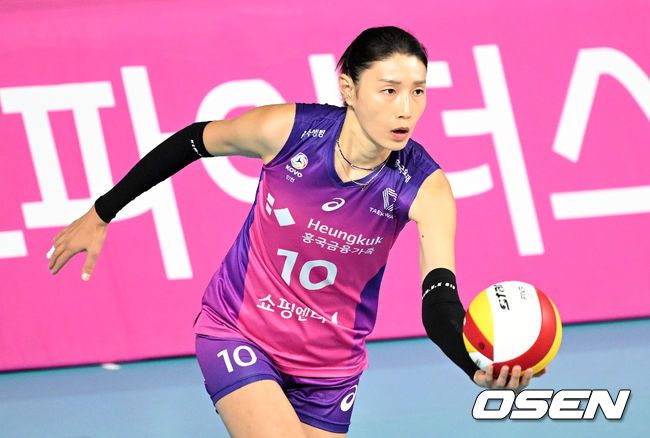 [OSEN=인천, 지형준 기자]1세트 흥국생명 김연경이 서브를 시도하고 있다. 2022.11.13 /jpnews@osen.co.kr