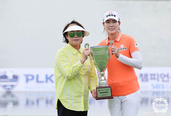 이정민이 우승 트로피를 들고 포즈를 취했다.