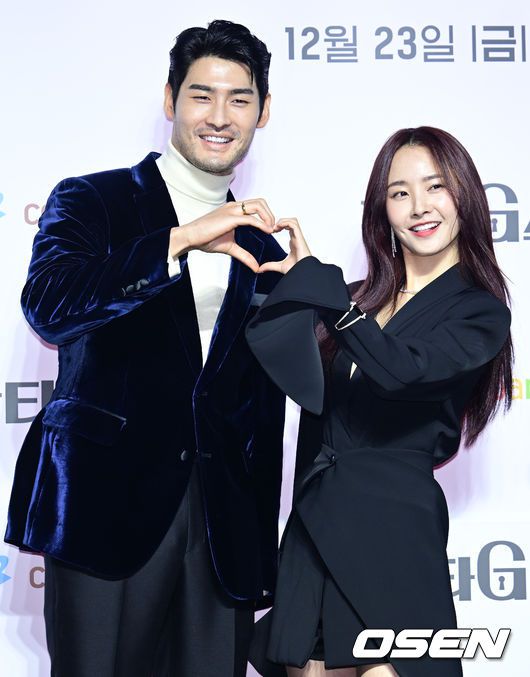 [OSEN=김성락 기자] 22일 오후 서울 강남구 조선 팰리스 서울 강남 더 그레이트 홀에서 쿠팡플레이 시리즈 ‘판타G스팟(판타지스팟)’ 제작발표회가 열렸다.배우 최광록, 배우희가 취재진을 향해 포즈를 취하고 있다. 2022.12.22 /ksl0919@osen.co.kr