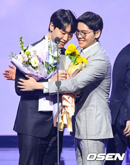 [OSEN=광명,박준형 기자] 22일 오후 경기도 광명시 AK플라자 내 IVEX 스튜디오에서 2022 LCK 어워드가 진행됐다.올해의 선수상을 수상한 제카 김건우가 킹겐의 축하를 받고 있다 . 2022.12.22 / soul1014@osen.co.kr