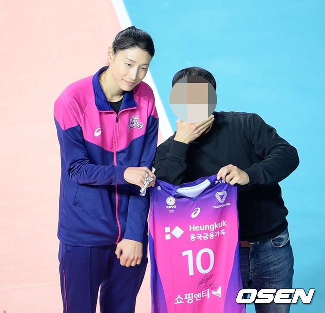 팬과 노래 부르는 박현주 보는 김연경 '노래는 부끄러워'