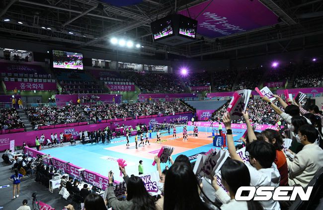 [OSEN=인천, 이대선 기자] 흥국생명은 24일 인천 삼산월드체육관에서 열린 도드람 2022-2023 V리그 여자부 3라운드 IBK기업은행과의 홈경기에서 세트 스코어 3-0(25-17, 25-17, 25-18)으로 승리했다.흥국생명은 승점 3점을 추가하며 선두 현대건설을 승점 2점 차로 압박했다. 시즌 13승 4패(승점 39) 2위. 반면 3연패에 빠진 IBK기업은행은 6승 10패(승점 19) 6위에 머물렀다.경기장을 가득 메운 팬들이 열띤 응원을 펼치고 있다. 2022.12.24 /sunday@osen.co.kr