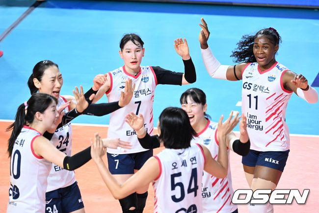 [OSEN=인천, 이대선 기자] 5일 오후 인천삼산월드체육관에서 도드람 2022-2023 V-리그 흥국생명과 GS칼텍스의 경기가 열렸다.1세트 GS칼텍스 선수들이 득점에 환호하고 있다. 2023.01.05 /sunday@osen.co.kr