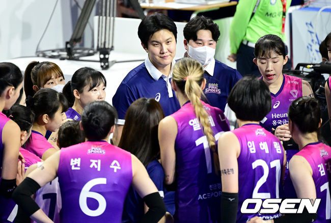 [OSEN=화성, 김성락 기자]경기 시작에 앞서 흥국생명 김대경 감독대행이 선수들과 이야기를 나누고 있다. 2023.01.08 /ksl0919@osen.co.kr