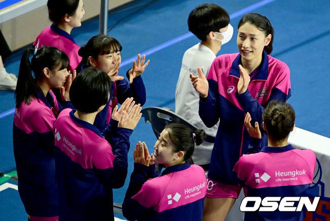 [OSEN=화성, 김성락 기자] 1세트 흥국생명 김연경이 웜업존에서 응원을 펼치고 있다. 2023.01.08 /ksl0919@osen.co.kr