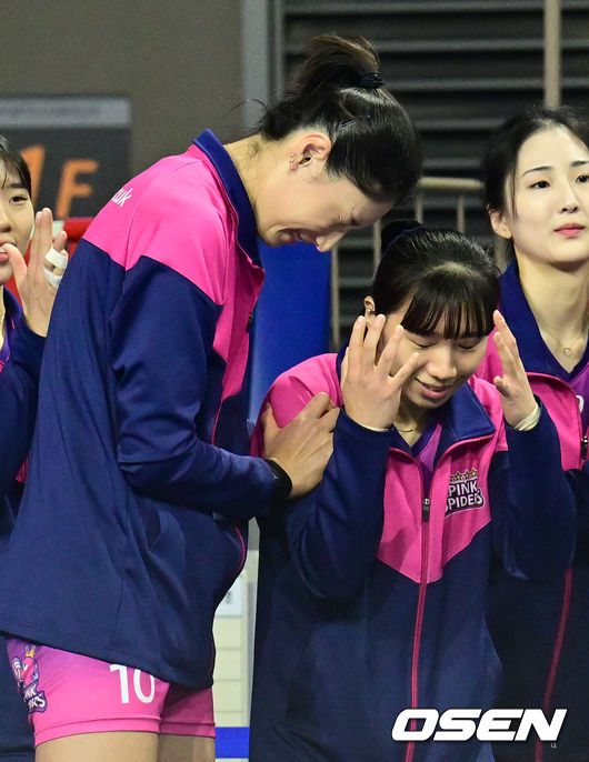 [OSEN=화성, 김성락 기자] 3세트 흥국생명 김연경이 웜업존에서 팀의 득점에 기뻐하고 있다. 2023.01.08 /ksl0919@osen.co.kr