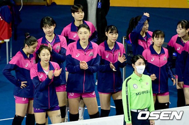 [OSEN=화성, 김성락 기자] 1세트 흥국생명 김연경이 웜업존에서 응원을 펼치고 있다. 2023.01.08 /ksl0919@osen.co.kr