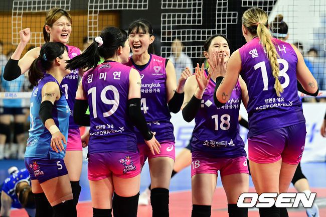 [OSEN=화성, 김성락 기자] 3세트 흥국생명 선수들이 득점에 기뻐하고 있다. 2023.01.08 /ksl0919@osen.co.kr