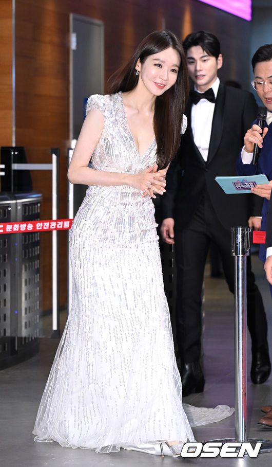 [OSEN=이대선 기자] 29일 오후 서울 상암 MBC 미디어센터에서 2022 MBC 방송연예대상 레드카펫 행사가 진행됐다.가수 강민경이 레드카펫을 밟고 있다. 2022.12.29 /sunday@osen.co.kr