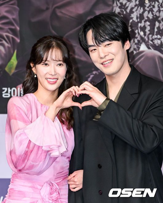 [OSEN=박준형 기자] 27일 오후 서울 상암 MBC 골든마우스홀에서 드라마 ‘꼭두의 계절’ 제작발표회가 진행됐다.  드라마 ‘꼭두의 계절'은 99년마다 인간에게 천벌을 내리러 이승에 내려오는 사신(死神) '꼭두'(김정현 분)가 신비한 능력을 갖춘 왕진의사 '한계절'(임수향 분)을 만나 벌이는 판타지 로맨스다.  2년만에 안방극 복귀한 김정현이 각오를 밝힌뒤 어색해하고 있다.  2023.01.27 / soul1014@osen.co.kr