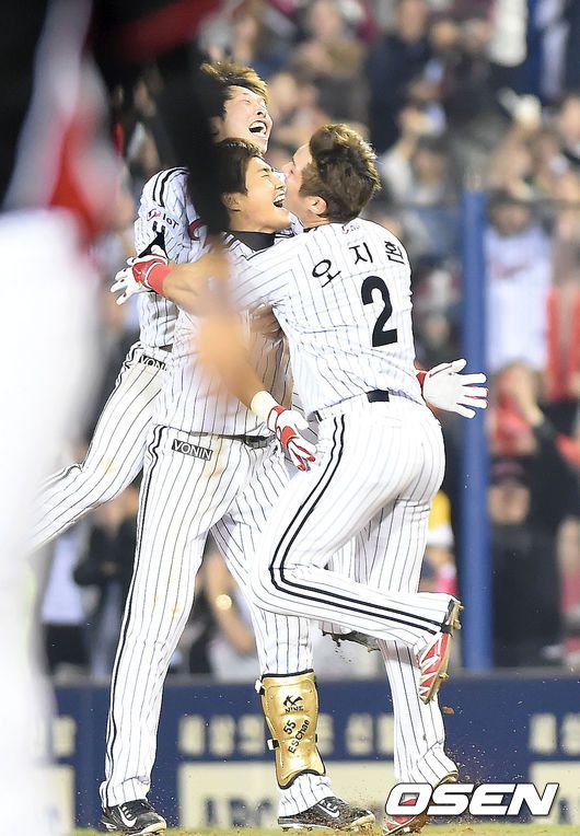 2016년 LG 시절 끝내기 안타를 때린 채은성이 오지환과 기뻐하고 있다. /OSEN DB
