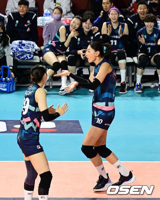 [OSEN=인천, 지형준 기자]M-스타 김연경이 Z-스타 이다현의 세리머니에 도발하고 있다. 2023.01.29 /jpnews@osen.co.kr