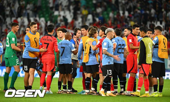 [OSEN=도하(카타르), 박준형 기자] 파울루 벤투 감독이 이끄는 축구대표팀은 24일 카타르 알 라이얀에 위치한 에듀케이션시티 스타디움에서 우루과이를 상대로 ‘카타르 월드컵 2022 H조 조별리그 1차전’에서 0-0 무승부를 기록했다. 한국은 2010년 남아공 월드컵 이후 12년 만에 16강 진출에 도전한다.경기 종료 후 한국과 우루과이 선수들이 인사를 하고 있다. 2022.11.24 /soul1014@osen.co.kr