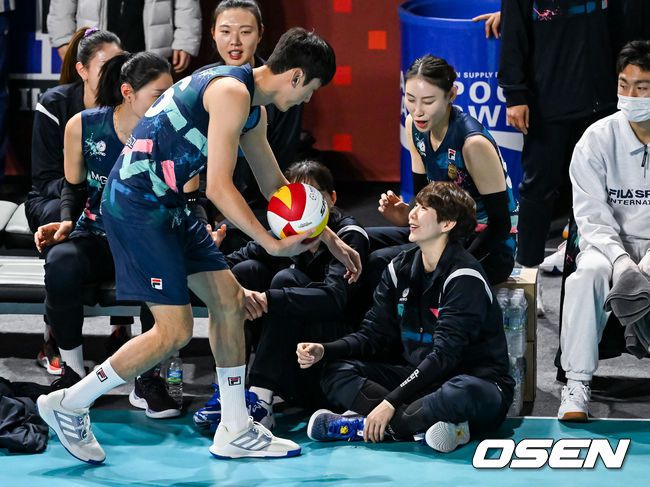 [OSEN=인천,박준형 기자] 28일 오후 인천 삼산체육관에서 '도드람 2022-2023 V-리그’ 올스타전 사전행사가 진행됐다.남자부 미니게임 이소영이 서브를 넣고 있다  2023.01.28 / soul1014@osen.co.kr