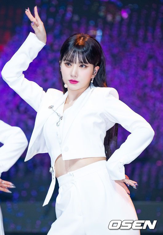 [OSEN=민경훈 기자] 31일 오후 서울시 광진구 광장동 예스24 라이브홀에서 VIVIZ(비비지-은하, 신비, 엄지) 미니 3집 ‘VarioUS’ 발매 기념 쇼케이스가 진행됐다.비비지 은하가 화려한 무대를 선보이고 있다. 2023.01.31 / rumi@osen.co.kr