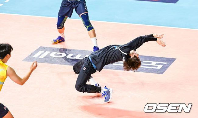 [OSEN=인천,박준형 기자] 28일 오후 인천 삼산체육관에서 '도드람 2022-2023 V-리그’ 올스타전 사전행사가 진행됐다.서브하며 남자부 연습경기에 출전한 이소영이 임동혁의 공에 맞은뒤 고통스러워하고 있다.  2023.01.28 / soul1014@osen.co.kr