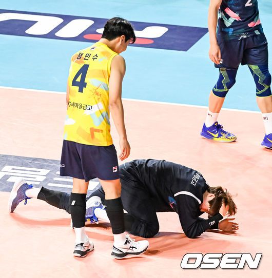 [OSEN=인천,박준형 기자] 28일 오후 인천 삼산체육관에서 '도드람 2022-2023 V-리그’ 올스타전 사전행사가 진행됐다.서브하며 남자부 연습경기에 출전한 이소영이 임동혁의 공에 맞은뒤 고통스러워하고 있다.  2023.01.28 / soul1014@osen.co.kr