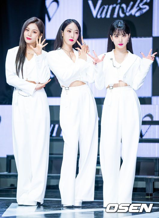[OSEN=민경훈 기자] 31일 오후 서울시 광진구 광장동 예스24 라이브홀에서 VIVIZ(비비지) 미니 3집 ‘VarioUS’ 발매 기념 쇼케이스가 진행됐다.비비지 멤버들이 무대 위에서 포즈를 취하고 있다. 2023.01.31 / rumi@osen.co.kr