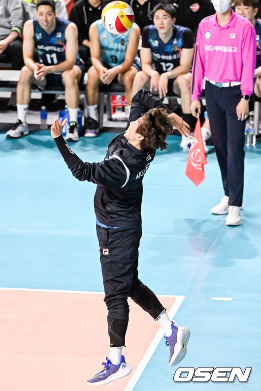 [OSEN=인천,박준형 기자] 28일 오후 인천 삼산체육관에서 '도드람 2022-2023 V-리그’ 올스타전 사전행사가 진행됐다.서브하며 남자부 연습경기에 출전한 이소영이 임동혁의 공에 맞은뒤 쓰러지고 있다.  2023.01.28 / soul1014@osen.co.kr