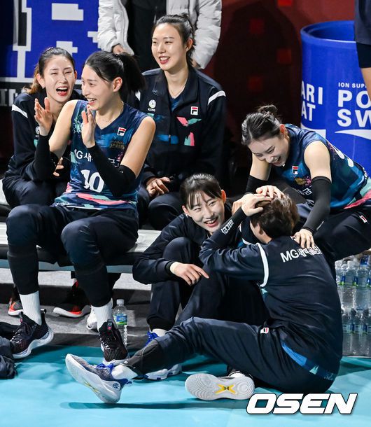 [OSEN=인천,박준형 기자] 28일 오후 인천 삼산체육관에서 '도드람 2022-2023 V-리그’ 올스타전 사전행사가 진행됐다.임동혁이 자신의 공에 머리 맞은 이소영을 향해 사과하며 미소 짓고 있다.  2023.01.28 / soul1014@osen.co.kr