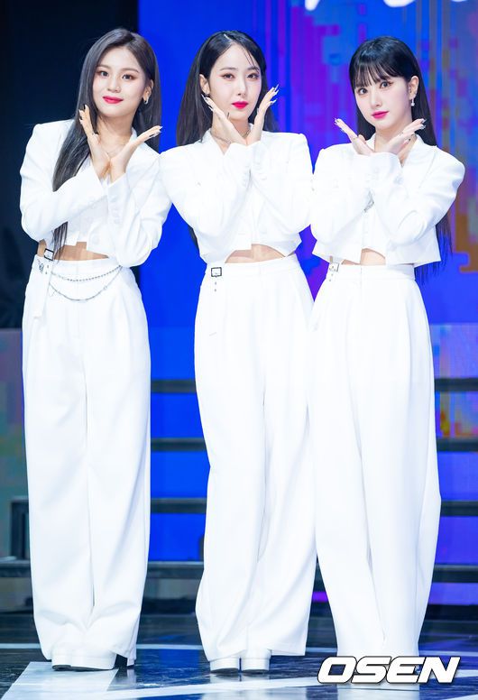 [OSEN=민경훈 기자] 31일 오후 서울시 광진구 광장동 예스24 라이브홀에서 VIVIZ(비비지-은하, 신비, 엄지) 미니 3집 ‘VarioUS’ 발매 기념 쇼케이스가 진행됐다.비비지 멤버들이 무대 위에서 포즈를 취하고 있다. 2023.01.31 / rumi@osen.co.kr