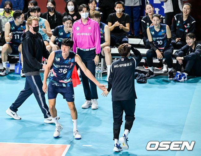 [OSEN=인천,박준형 기자] 28일 오후 인천 삼산체육관에서 '도드람 2022-2023 V-리그’ 올스타전 사전행사가 진행됐다.남자부 연습경기에 출전해 공에 맞고 쓰러졌던 이소영이 동료들의 위로를 받고 있다.  2023.01.28 / soul1014@osen.co.kr