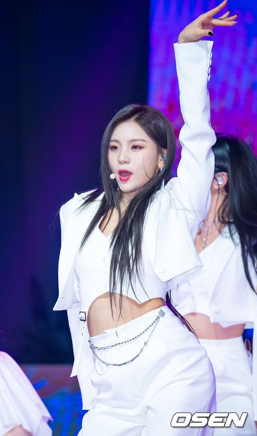 [OSEN=민경훈 기자] 31일 오후 서울시 광진구 광장동 예스24 라이브홀에서 VIVIZ(비비지-은하, 신비, 엄지) 미니 3집 ‘VarioUS’ 발매 기념 쇼케이스가 진행됐다.비비지 엄지가 무대 위에서 포즈를 취하고 있다. 2023.01.31 / rumi@osen.co.kr