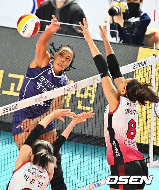[OSEN=김천, 이석우 기자]한국도로공사 캣벨이 KGC인삼공사 박은진, 엘리자벳의 블로킹을 뚫고 스파이크를 날리고 있다. 2023.01.06 / foto0307@osen.co.kr