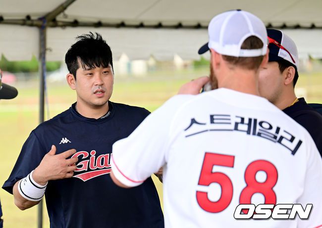 [OSEN=괌(미국), 김성락 기자] 3일 오후(현지시간) 괌 데데도 스포츠 컴플랙스(Dededo Sports Complex)에서 롯데 자이언츠의 2023시즌 스프링캠프가 진행됐다.롯데는 이번 시즌 FA 시장에서 유강남(4년 80억 원), 노진혁(4년 50억 원), 한현희(3+1년 40억 원)를 영입했고 방출선수 시장에서도 투수 김상수, 윤명준, 차우찬, 포수 이정훈, 외야수 안권수 등을 영입, 뎁스를 대폭 확충했다.롯데 유강남이 스트레일리와 이야기를 나누고 있다. 2023.02.03 /ksl0919@osen.co.kr