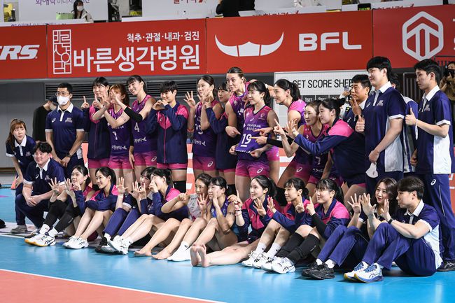 흥국생명 선수들이 3일 인삼공사전 승리 후 기념 촬영을 하고 있다. /KOVO 제공