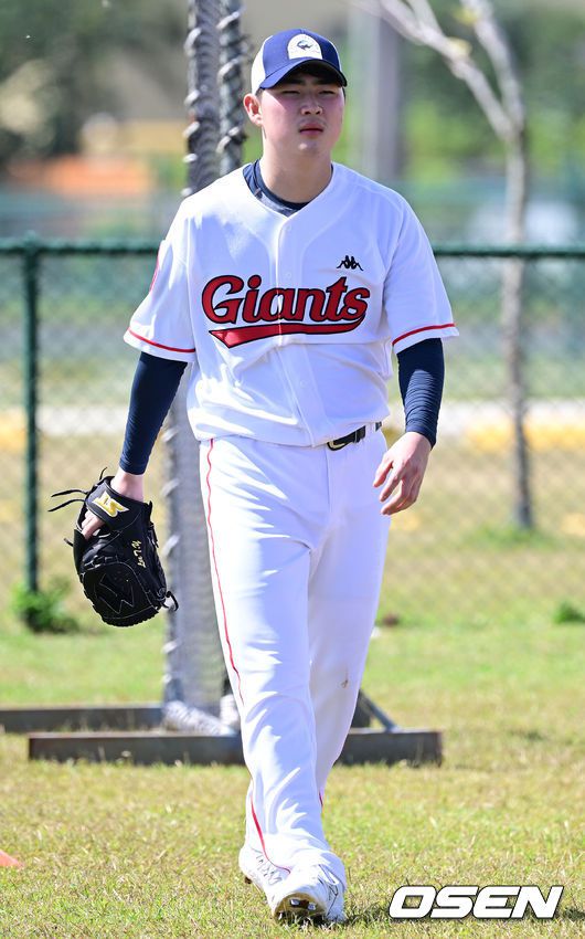 [OSEN=괌, 김성락 기자] 2일 오전 괌 데데도 스포츠 컴플랙스(Dededo Sports Complex)에서 롯데 자이언츠의 2023시즌 스프링캠프가 진행됐다.롯데는 이번 시즌 FA 시장에서 유강남(4년 80억 원), 노진혁(4년 50억 원), 한현희(3+1년 40억 원)를 영입했고 방출선수 시장에서도 투수 김상수, 윤명준, 차우찬, 포수 이정훈, 외야수 안권수 등을 영입, 뎁스를 대폭 확충했다.롯데 이태연이 훈련을 하고 있다. 2023.02.02 /ksl0919@osen.co.kr