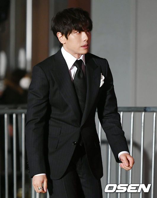 [OSEN=지형준 기자]16일 오후 서울 서초구 변호사회관에서 그룹 오메가엑스 전속계약 해지 관련 기자회견을 열렸다.오메가엑스가 기지회견에 앞서 인사를 하고 있다. 2022.11.16 /jpnews@osen.co.kr