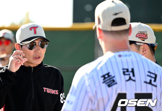 [OSEN=스코츠데일(미국 애리조나주), 지형준 기자]LG 염경엽 감독이 플럿코의 불펜 피칭을 지켜보고 이야기를 나누고 있다. 2023.02.05 /jpnews@osen.co.kr