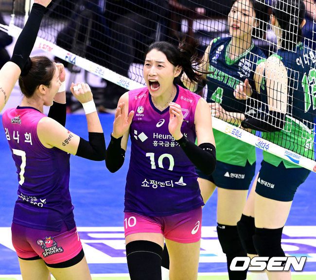 [OSEN=수원, 최규한 기자] 7일 오후 경기도 수원실내체육관에서 ‘도드람 2022-2023 V리그’ 여자부 현대건설과 흥국생명의 경기가 열렸다.1세트, 흥국생명 김연경이 득점에 기뻐하고 있다. 2023.02.07 / dreamer@osen.co.kr