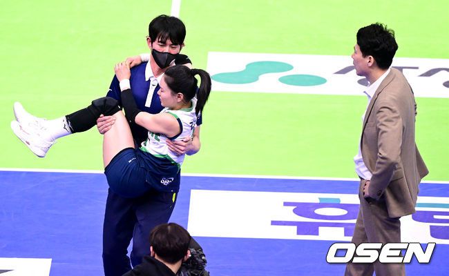 [OSEN=수원, 최규한 기자] 2세트 종료 직후 현대건걸 리베로 김연견이 부상으로 스태프에게 들려 코트를 빠져나오고 있다. 2023.02.07 / dreamer@osen.co.kr