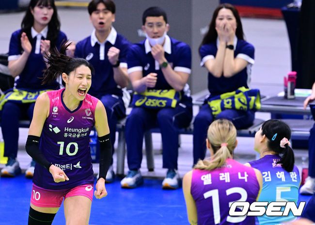 [OSEN=수원, 최규한 기자] 1세트, 흥국생명 김연경이 득점을 올린 뒤 동료들과 기뻐하고 있다. 2023.02.07 / dreamer@osen.co.kr