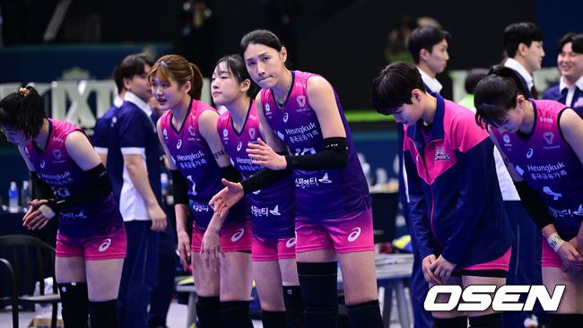 [OSEN=수원, 최규한 기자] 경기를 마치고 흥국생명 김연경을 비롯한 선수들이 팬들에게 인사하고 있다. 2023.02.07 / dreamer@osen.co.kr