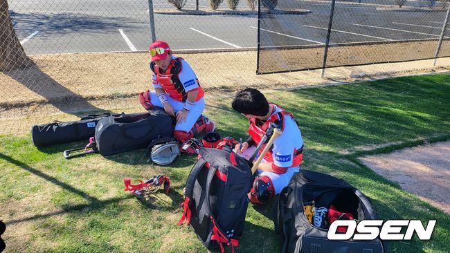 휴식시간에 투수들에 대해 메모하고 있는 KIA 타이거즈 주효상. /OSEN DB