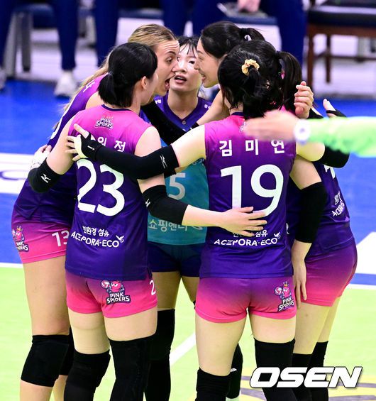 [OSEN=수원, 최규한 기자] 1세트, 흥국생명 선수들이 득점에 기뻐하고 있다. 2023.02.07 / dreamer@osen.co.kr