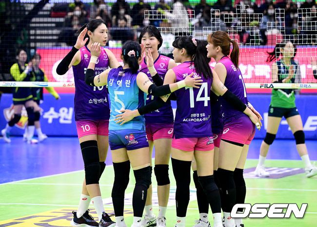 [OSEN=수원, 최규한 기자] 경기 종료 직후 승리한 흥국생명 선수들이 기뻐하고 있다. 2023.02.07 / dreamer@osen.co.kr