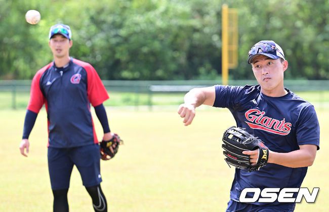 [OSEN=괌(미국), 김성락 기자] 3일 오후(현지시간) 괌 데데도 스포츠 컴플랙스(Dededo Sports Complex)에서 롯데 자이언츠의 2023시즌 스프링캠프가 진행됐다.롯데는 이번 시즌 FA 시장에서 유강남(4년 80억 원), 노진혁(4년 50억 원), 한현희(3+1년 40억 원)를 영입했고 방출선수 시장에서도 투수 김상수, 윤명준, 차우찬, 포수 이정훈, 외야수 안권수 등을 영입, 뎁스를 대폭 확충했다.롯데 노진혁이 수비 훈련을 하고 있다. 2023.02.03 /ksl0919@osen.co.kr