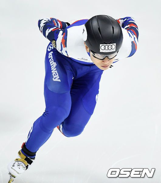 [OSEN=민경훈 기자] 16일 서울 양천구 목동아이스링크에서 열린 2017-2018 국제빙상경기연맹(ISU) 쇼트트랙 4차 월드컵 예선, 남자 500m 예선 조 1위를 차지한 안현수(빅토르 안)이 질주를 하고 있다. / rumi@osen.co.kr