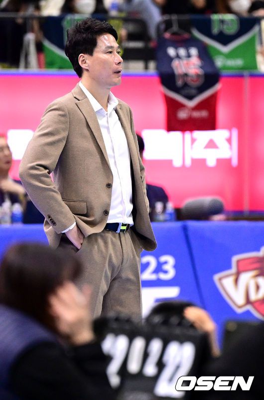 [OSEN=수원, 최규한 기자]3세트 막판 현대건설 강성형 감독이 선수들의 플레이를 지켜보고 있다. 2023.02.07 / dreamer@osen.co.kr