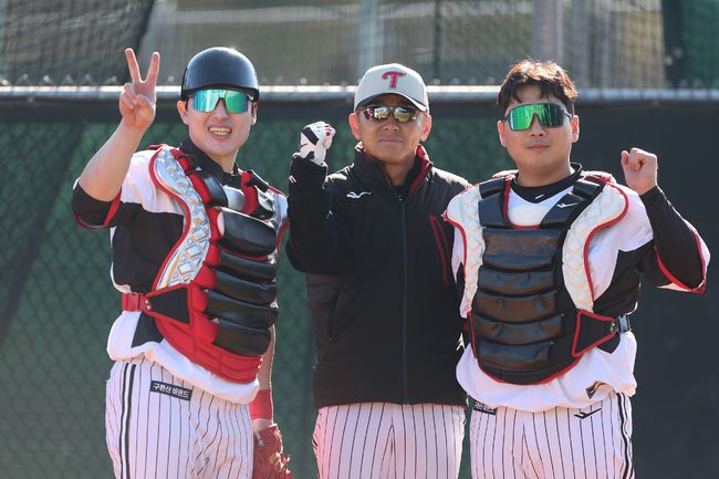 LG 박동원, 박경완 코치, 허도환(왼쪽부터) / LG 트윈스 제공