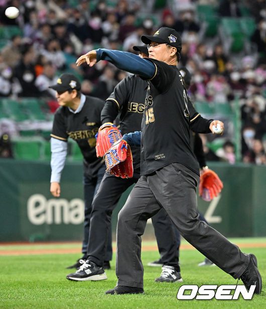 [OSEN=인천, 민경훈 기자] KBO 레전드 40인에 선정된 구대성이 한국시리즈 5차전을 앞두고 합동 시구를 하고 있다. 2022.11.07