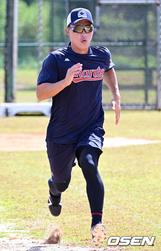 [OSEN=괌(미국), 김성락 기자] 6일 오전(현지시간) 괌 데데도 스포츠 컴플랙스(Dededo Sports Complex)에서 롯데 자이언츠의 2023시즌 스프링캠프가 진행됐다.롯데는 이번 시즌 FA 시장에서 유강남(4년 80억 원), 노진혁(4년 50억 원), 한현희(3+1년 40억 원)를 영입했고 방출선수 시장에서도 투수 김상수, 윤명준, 차우찬, 포수 이정훈, 외야수 안권수 등을 영입, 뎁스를 대폭 확충했다.롯데 노진혁이 주루 훈련을 하고 있다. 2023.02.06 /ksl0919@osen.co.kr