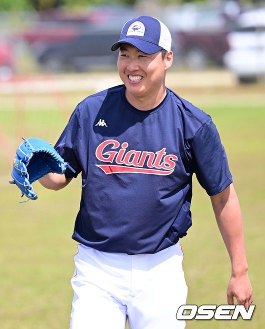 [OSEN=괌(미국), 김성락 기자] 4일 오후(현지시간) 괌 데데도 스포츠 컴플랙스(Dededo Sports Complex)에서 롯데 자이언츠의 2023시즌 스프링캠프가 진행됐다.롯데는 이번 시즌 FA 시장에서 유강남(4년 80억 원), 노진혁(4년 50억 원), 한현희(3+1년 40억 원)를 영입했고 방출선수 시장에서도 투수 김상수, 윤명준, 차우찬, 포수 이정훈, 외야수 안권수 등을 영입, 뎁스를 대폭 확충했다.롯데 차우찬이 캐치볼 훈련을 하고 있다. 2023.02.04 /ksl0919@osen.co.kr